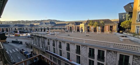 Entdecken Sie dieses charmante 17,6 m2 große Studio in idealer Lage in der Rue de Belgique, im 3. Stock mit Aufzug eines ehemaligen Studentenwohnheims. Mit seinem privaten Balkon mit Blick auf Iconic, das neue Zentrum der Attraktivität von Nizza, und...