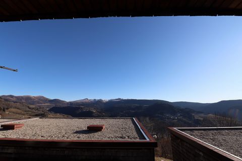 En plein coeur du Massif du Sancy et, plus pécisément, de la commune de Murat Le Quaire, avec une vue imprnable sur le Massif du Sancy, venez découvrir cet appartement de 39,83 m2 habitable (Loi Carrez) composé de : - au niveau supérieur : une entrée...