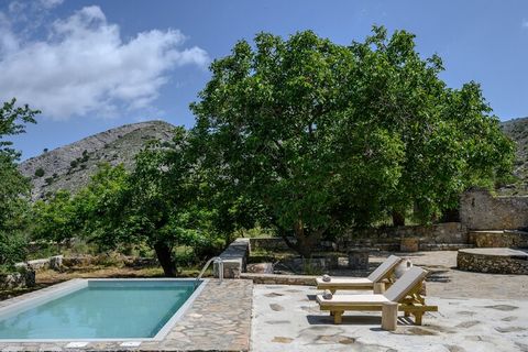 Im malerischen Bergdorf Sfakia, am Fuße der Weißen Berge in einer Höhe von 780 Metern, erwartet Sie das Nomas-Haus. Nomas ist ein freistehendes Touristenhaus mit einer Fläche von etwa 75m² und bietet Platz für 2 bis 6 Gäste. Das Gebäude ist ein tradi...