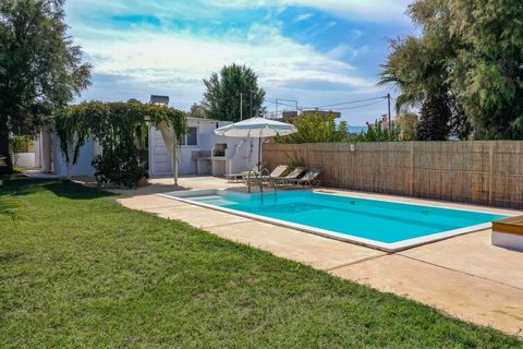 La villa à Sfakaki possède 2 chambre(s) et Capacité pour 4 personnes. Logement de 67 m² coquet et extérieur, situé en front de plage, avec vue sur la mer et le jardin. La location se trouve à 50 m de la plage de sable 