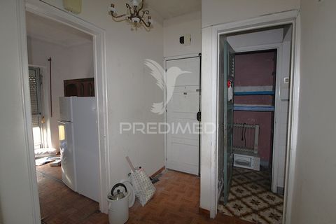 1 bedroom apartment in need of refurbishment, located on a 1st floor (top floor), living room with + - 15 m2, bedroom with + - 10 m2, kitchen with + - 5 to 6 m2, view of the mountains and palace of Pena. Walking distance to the train station ( Agualv...