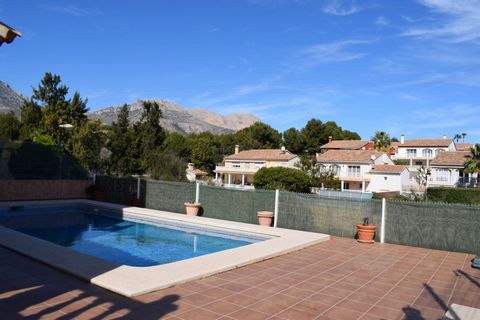 Vivre dans ce bungalow à La Nucia, Alicante, est une expérience qui évoque des sentiments de tranquillité et de bien-être. Imaginez-vous vous réveiller chaque matin avec le doux soleil méditerranéen caressant votre visage, tandis que l’arôme du café ...