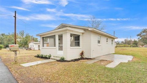 ¡Bienvenido a esta casa bellamente remodelada que está situada en un lote DOBLE de gran tamaño! Esta casa ha estado bajo el quirófano recibiendo todo el amor necesario para devolverla a la vida, y a nuevos estándares. Ventanas nuevas para dejar entra...