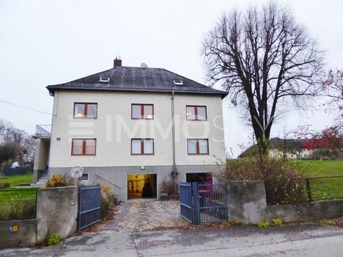 Une maison familiale avec du potentiel - 250 mètres carrés de surface habitable (divisée en deux étages/unités résidentielles), grenier, sous-sol, deux garages et 1749 mètres carrés de terrain ! Cette maison bifamiliale quelque peu démodée, mais touj...