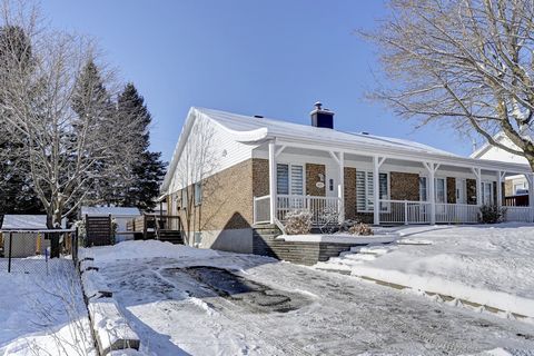 Bungalow-style Semi-Detached Home for Sale in Charlesbourg. Perfect for a large family, a couple with children, or first-time buyers! With its 5 bedrooms and impeccable upkeep, this property offers all the space you need for everyday living. Located ...