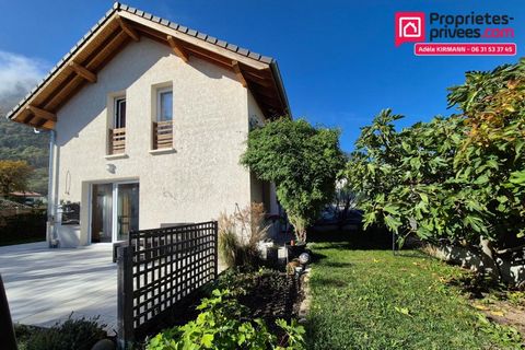 SOLE AGENT - Recent house in a quiet area with breathtaking views Adèle KIRMANN - Propriétés Privées presents this bright and functional house, located in a residential area in a dead end, a few minutes from shops and schools. This house consists of:...