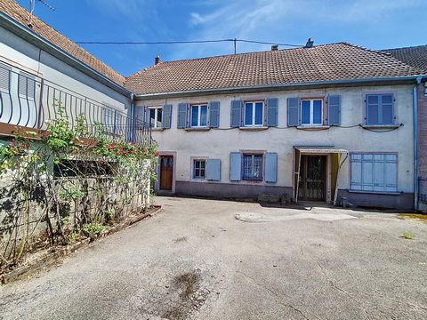 C'est à Soultz-Haut-Rhin (68360), petite ville proche des voies rapides vers Colmar, Mulhouse ou Belfort que je vous propose cette maison offrant un grand potentiel d'investissement ou pouvant convenir à une grande famille. Située sur une place histo...