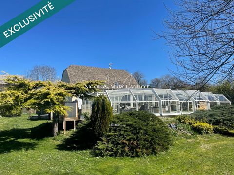 Superbe opportunité- À moins de 15 minutes de Rodez et à 10 minutes des lacs, au coeurs des Palanges, belle maison familiale avec sa toiture en lauze, d'une surface de 175m2, composée au rez-de-chaussée d'un séjour, une salle à manger, une cuisine ou...