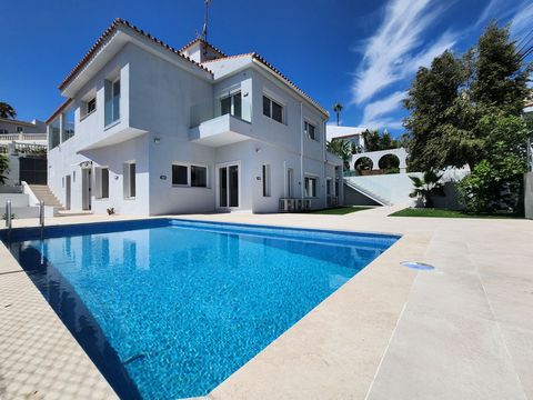 Gelegen in het prestigieuze gebied van El Faro Mijas Costa biedt deze volledig gerenoveerde villa een luxe levensstijl met spectaculair uitzicht op zee Met een goed doordachte indeling en hoogwaardige afwerkingen is dit pand ideaal voor degenen die o...