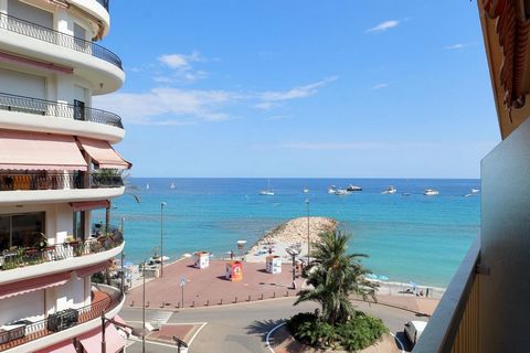 Located in a luxury residence by the sea, in the immediate vicinity of shops and the SNCF train station. This 3-room apartment, with an area of 61.01 m², has two outdoor spaces, including a terrace with a view of the sea! This property includes a bri...