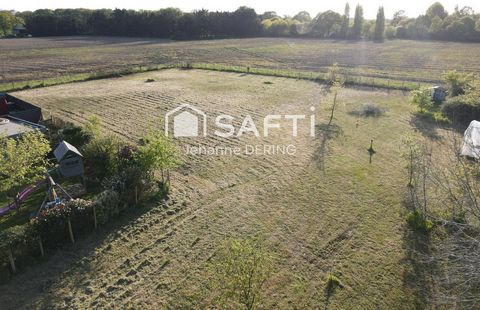 In a quiet and dead-end area, building plot of 1371m2, facing south-southwest! Already marked out, water and electricity are at the entrance to the plot. Mains drainage. Close to amenities, and ideally located between Vannes and Nantes, 5 minutes fro...