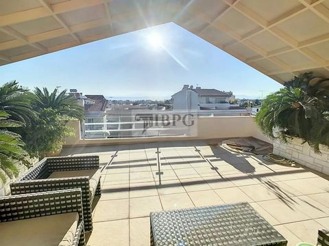 This luxurious duplex penthouse of 155 sq m. is spread over the 3rd and 4th floors of a modern building, built in 2008, with stunning sea and sunset views. Location, Dikigorika - Voula On the first level there is a spacious living and dining area tha...