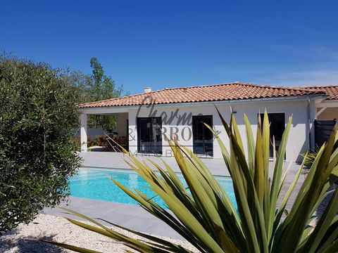 Located between Uzès and Barjac in a quiet and not isolated environment, Charme et Terroir Immobilier offers you this villa with swimming pool and its outbuilding. In a village with amenities, beautiful contemporary property complex consisting of two...