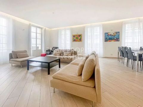 In the heart of La Banane, 100 m from the Croisette, superb 3-room bourgeois-style flat with balcony. Located on the second floor with lift, the flat comprises a fully fitted and equipped open-plan kitchen, a large living room, a master bedroom with ...