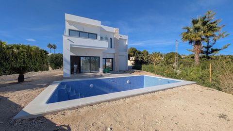 Diese wunderschöne, neu gebaute Villa befindet sich nur 1 km vom Strand La Fustera in Benissa entfernt und bietet eine ruhige Lage in Meeresnähe. Auf einem großzügigen Grundstück von 1715 m² beeindruckt die Immobilie mit ihrem modernen und funktional...