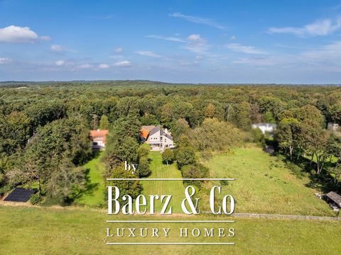 Buerweg 15 and 15s in Bergen, a hidden gem in the green. Here one finds modern and monumental architecture together on one plot. A prime location overlooking the meadow behind. The special gate, designed by the current owner, which gives access to th...