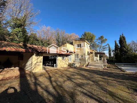 Nans les pins, secteur campagne au calme sans vis à vis, venez découvrir cette maison de 110m2 sur un terrain plat de 1430m2. Elle se compose en rez de chaussée d'une entrée, une confortable pièce de vie avec une belle cheminée, la cuisine américaine...