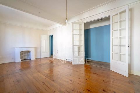 Beautiful flat in the centre of Biarritz, in a 1930s building that has retained all its charm and authenticity. The location is ideal for walking to the shops and beaches. The flat has 3 bedrooms, a bathroom and separate toilet. A living room, a sepa...