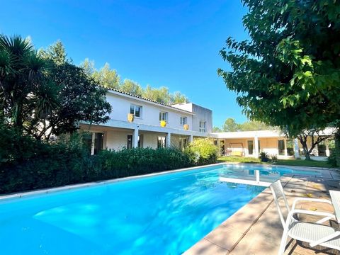 Intimate property in the heart of its peristyle... At the gateway to Montpellier, a unique location offering over 400m2 of living space on a beautiful wooded plot of approx. 3400 m², in a quiet, private setting... This intergenerational family proper...