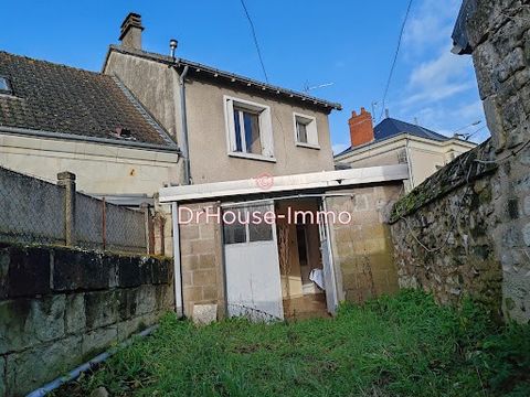 Maison située à Châtellerault, assez proche des commodités. Elle se compose d'une entrée, une cuisine un salon une salle à manger, une chaufferie peut être aménagée une buanderie dans cette pièce, une salle d'eau et une véranda donnant sur le petit j...