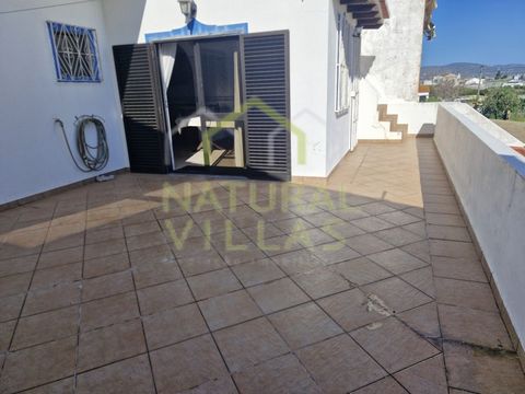 Villa à deux terrasses à proximité de la zone commerciale de Forum Algarve. Villa de 2 chambres située dans la région de Sra. da Saúde, offrant l'équilibre parfait entre la tranquillité de la campagne et la commodité de l'environnement urbain. Avec u...