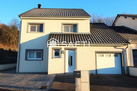 Sandrine Hostein de Safti vous présente: Située à Thil, cette charmante maison de 135 m² de surface habitable offre un cadre de vie paisible à proximité du Luxembourg. Nichée dans une impasse tranquille, sur un terrain clos et arboré de 600m2, la pro...