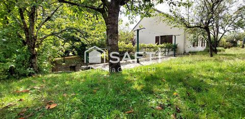 For sale, family house located 5 minutes from shops and schools in a quiet area of ??Ponts sous Avranches and 30 minutes from Mont Saint-Michel, including on the ground floor a beautiful living room facing SOUTH-EAST, a fitted kitchen closed, two bed...