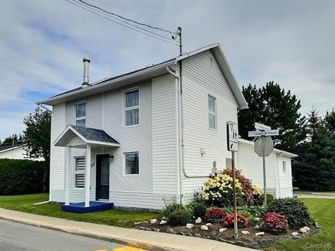 Charmante maison offrant un cadre de vie chaleureux et confortable, parfaite pour une famille ou un couple à la recherche de tranquillité. Caractéristiques : 3 chambres spacieuses, idéales pour une famille. Salon convivial avec poêle à bois, parfait ...