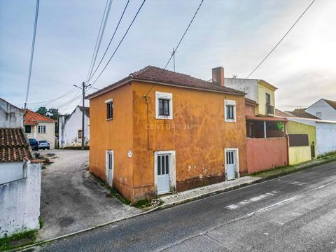 House for sale in Casais da Ponte, Coto. Located about 5 minutes from the town of Caldas da Rainha, in a quiet area. Property with 2 floors, with the possibility of becoming 2 independent floors. Ground floor/basement requiring work; 1st floor - T2, ...