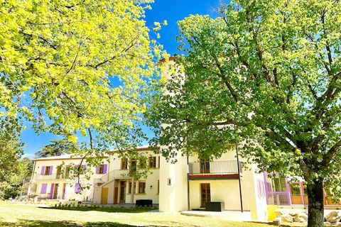 Benvenuti al Résidence Château Ferrassières, un incantevole rifugio nel cuore della regione Drôme-Provenza, rinomata per i suoi paesaggi mozzafiato, i campi di lavanda e il maestoso Mont Ventoux. Questa piccola residenza, con solo 21 appartamenti, of...