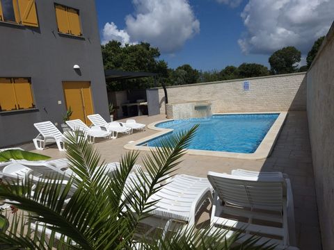 Large holiday villa with swimming pool in Valbandon, 750 meters from the sea. Total area is 300 sq.m. Land plot is 703 sq.m. This house offers a unique concept with 3 residential units and a total of 7 bedrooms, one of which is smaller. There are 6 b...