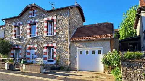 A Figeac, cette maison de ville est idéale pour toute personne souhaitant acquérir une maison à deux pas du centre ville, sans travaux, avec un jardin, un garage et un studio indépendant pouvant être loué à l'année. Exposée plein sud, la maison se co...