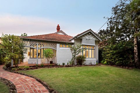 Het prachtige Gascoigne Estate, een van de meest gewilde woonwijken van Melbourne, met zijn bladerdak van platanen langs Kerferd Street, vormt een prachtig decor voor deze klassieke Edwardiaanse gezinswoning. Waar traditionele historische attributen,...