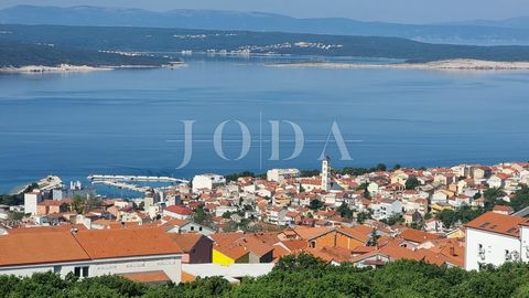 Opportunità di investimento – Edificio residenziale con quattro appartamenti, piscina e taverna In vendita un edificio residenziale di quattro piani situato in una zona attraente di Crikvenica, ideale per l'affitto turistico. La proprietà è composta ...