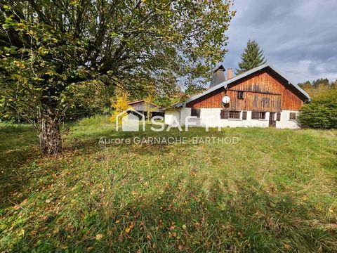 Pour les amoureux d’ancien et de maisons de caractère, je vous propose de vous laisser envoûter par cette superbe maison comtoise édifiée sur un terrain paysagé d’environ 1178 m2, sur la commune des Combes. Composée d’une première partie habitable, d...