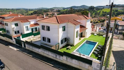 Esta esplêndida moradia isolada, distribuída por três pisos, oferece um ambiente de luxo e conforto incomparáveis. Piso -1: Uma generosa garagem de 58m², acompanhada por uma área de arrumos de 3,73m², proporcionando espaço amplo e funcionalidade. Pis...