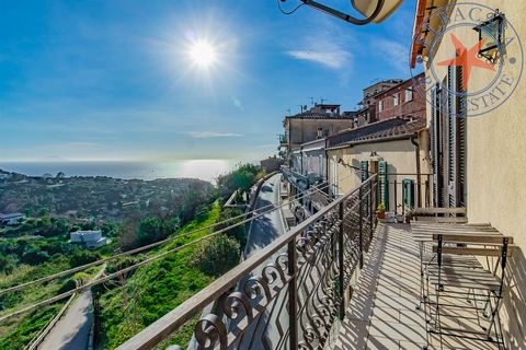 Nel cuore del suggestivo centro storico di Capoliveri, vi proponiamo un affascinante appartamento che unisce il fascino della tradizione con infinite possibilità di personalizzazione. Situato al primo piano di un edificio caratteristico, è accessibil...