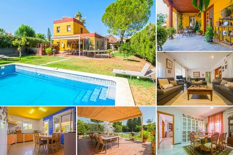 Spectacular detached villa in Palomares del Río, with spacious and bright rooms. Design, quality and comfort. The villa is located on a plot of 951m2. It has 279.70m2 distributed over two floors. A beautiful entrance porch gives way to this large hou...