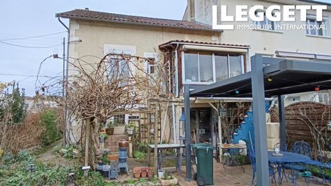 A34525OD24 - Maison Périgueux proche des commodités et de la voie verte avec jardin et piscine. Cette maison loi loucheur sur 3 niveaux se compose : Au sous sol une chambre avec douche un atelier, une buanderie. Au premier, séjour salle à manger, cui...