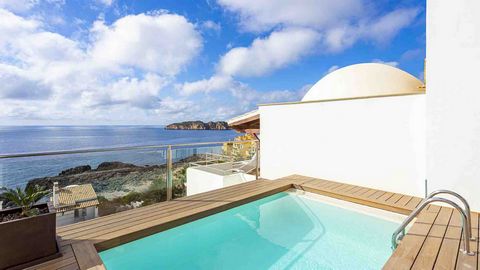 Luxusimmobilien Mallorca: Dieses sonnendurchflutete Penthouse in einer erstklassigen Wohnanlage in Nova Santa Ponsa bietet Ihnen ein unvergleichliches Wohnerlebnis direkt am Meer, im Südwesten Mallorcas.Auf einer großzügigen Wohnfläche von  ca. 197 m...