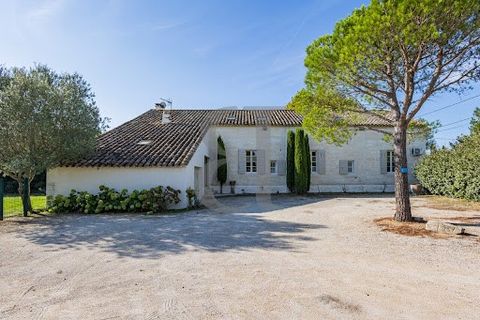 Saint-Rémy de Provence 3D immersive virtual visit available on our website. In the countryside, just a few minutes from the Alpilles and the center of Saint-Remy de Provence, Boschi immobilier Prestige has selected this Mas which has undergone a rema...