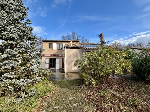 Nostra Immobilier offers for sale EXCLUSIVELY: Located in a quiet environment in the town of Charols, this very bright house from the 1990s, of about 126 m2 of living space, is built on a plot of 1201 m2 buildable. On the ground floor, it offers a li...