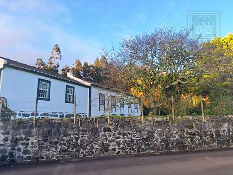 4 bedroom villa with extensive garden and privileged location - Feteira, Horta, Faial Let yourself be enchanted by this magnificent villa, located in a quiet and natural environment, just a few minutes from the city of Horta. Set on a generous plot o...