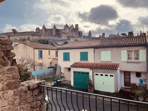 Laissez-vous séduire par cette grande maison traversante de 140 m2, idéalement située au pied de la majestueuse Cité de Carcassonne. Un cadre de vie unique, mêlant charme, confort et une vue exceptionnelle. *** Un extérieur idyllique :- Jardin arboré...