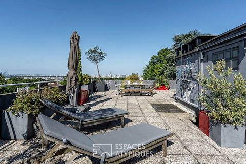 Located in Sèvres Rive Gauche, close to Meudon Bellevue and public transport (line N), this superb family apartment of 191 m2 Carrez is located on the top floor, and offers an incredible roof terrace of 131 m2 offering a panoramic view of the Parisia...