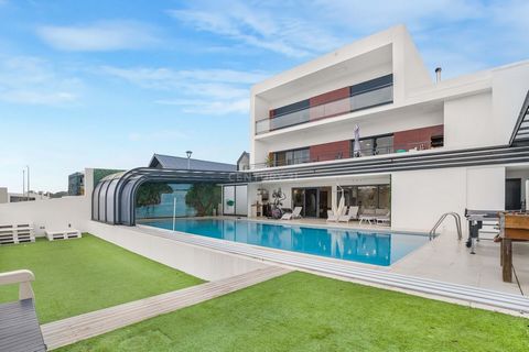 Descubra esta deslumbrante moradia T4 com 300 m² de conforto e sofisticação, situada numa das zonas mais prestigiadas de Setúbal. Destaques que fazem a diferença: Piscina com bomba de calor e cobertura, ideal para desfrutar em qualquer estação. Chão ...