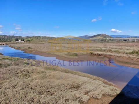 This vast plot of land, with a total area of 290000 m², has exceptional development potential, ideal for mixed-use, industrial or urban projects. The property, divided into four rural areas, includes over 2,000 m² of existing buildings, including rur...