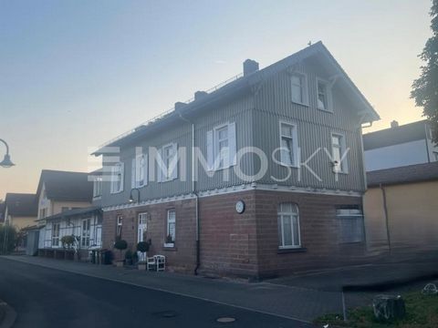 Dieses beeindruckende Wohnhaus, das einst als Bahnhof diente, ist ein wahres Unikat. Mit seiner außergewöhnlichen Architektur und den stilvollen Modernisierungen bietet es sowohl Großzügigkeit als auch historische Eleganz. Die hohen Decken von 2,90 m...