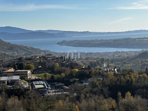 В панорамном и привилегированном месте мы предлагаем участок под застройку с захватывающим видом на озеро. Расположенный в тихом районе в окружении природы, этот участок представляет собой прекрасную возможность реализовать дом вашей мечты. С участка...