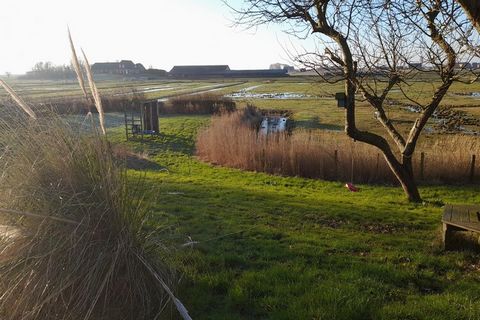 Dieses charmante Ferienhaus bietet Platz für bis zu 3 Personen und liegt auf der idyllischen Nordseeinsel Pellworm. Die Küche ist voll ausgestattet und der gemütliche Wohn- und Essbereich lädt zum Entspannen ein. Zwei Schlafzimmer (Doppelbett mit TV,...